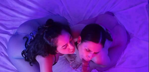  EMME WHITE E LISXXX, DUAS MORENAS GOSTOSAS CHUPANDO UM DILDO EM POV ENQUANTO GUIAM A SUA PUNHETA